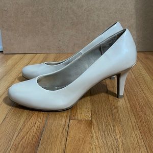Nude pair of shirt heels. Size 9 in woman’s.
